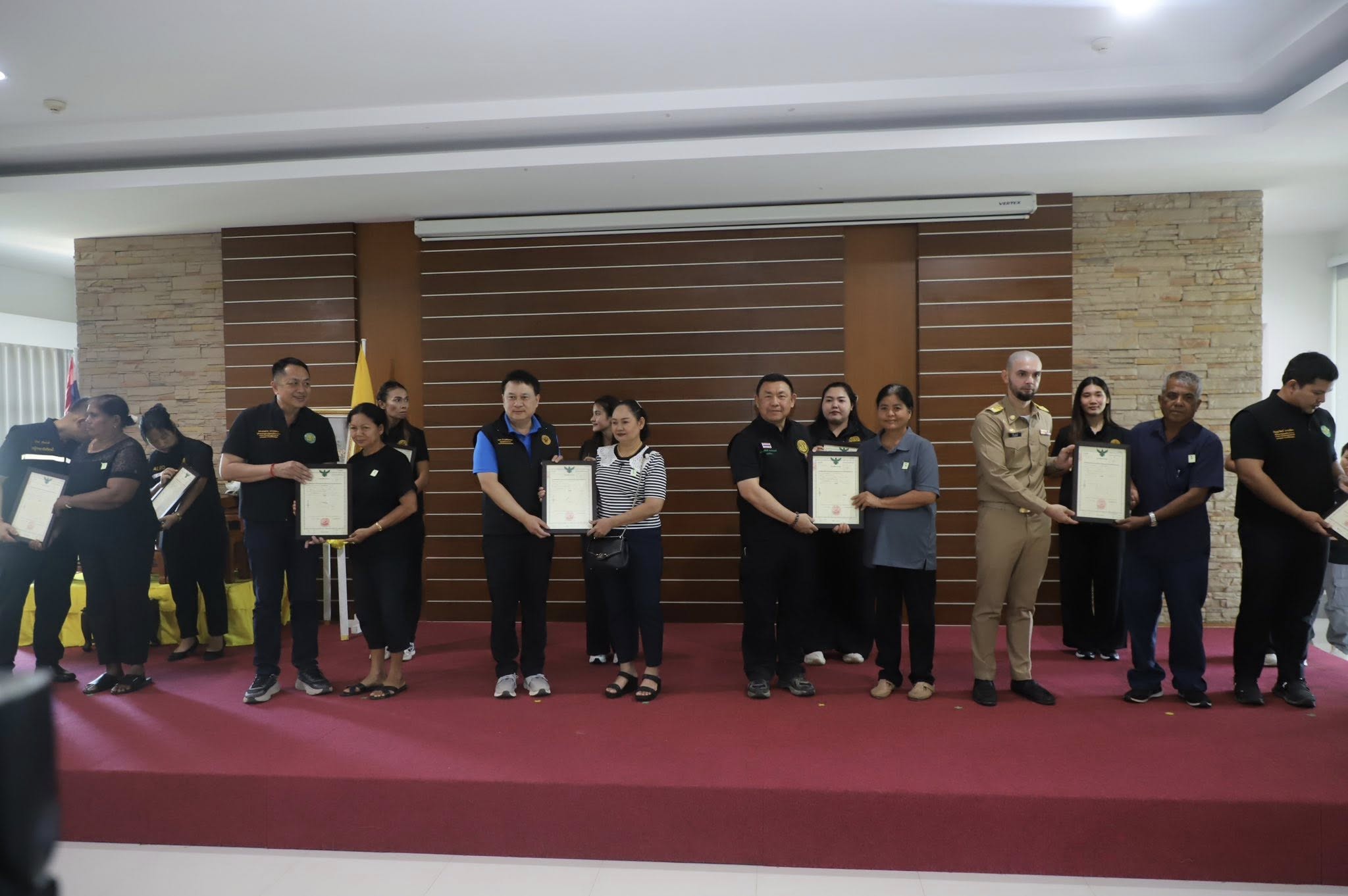 title - รมช.เกษตรฯ มอบโฉนดเพื่อการเกษตร โฉนดต้นไม้ ยกระดับที่ดินทำกินในกระบี่ หนุนเกษตรกรเข้าถึงแหล่งทุน